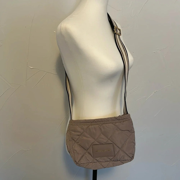 Marc Jacobs Handbags - Marc Jacobs Quilted Crossbody Zip Bag EUC
